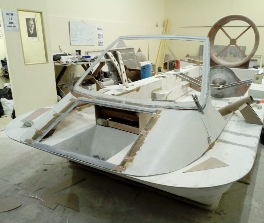 Construction 8 people